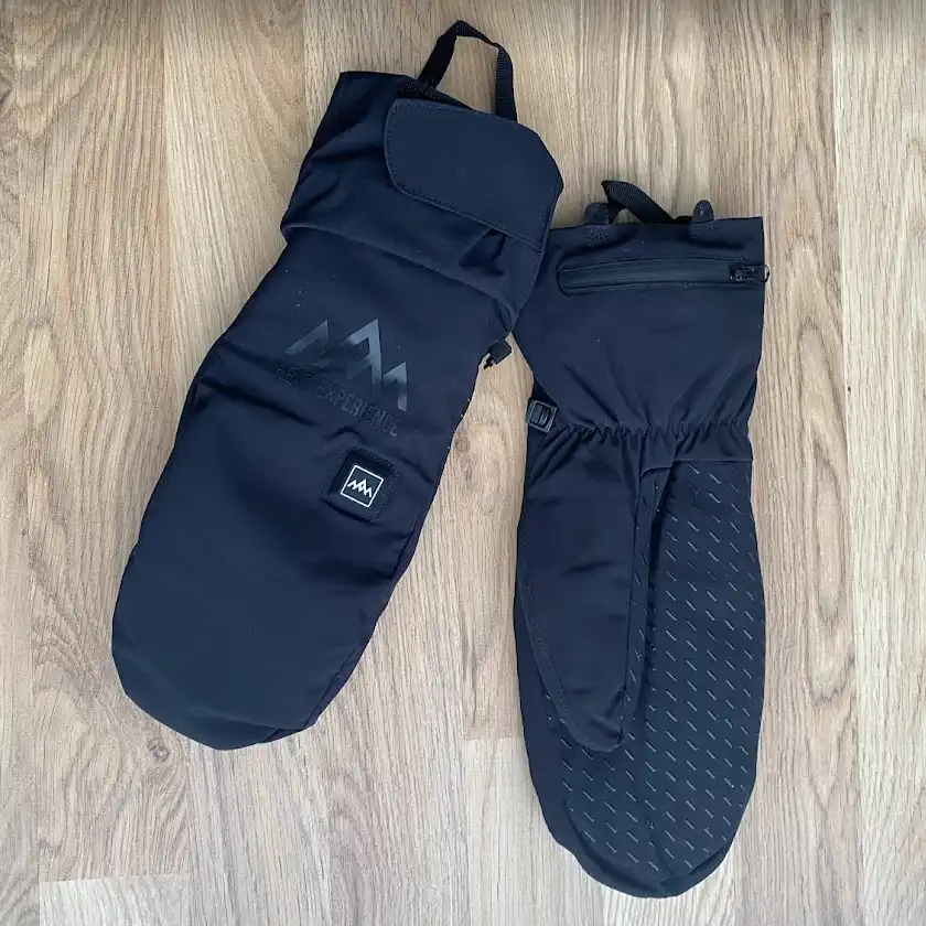 Heat Experience Heated Everyday Mittens på ett golv