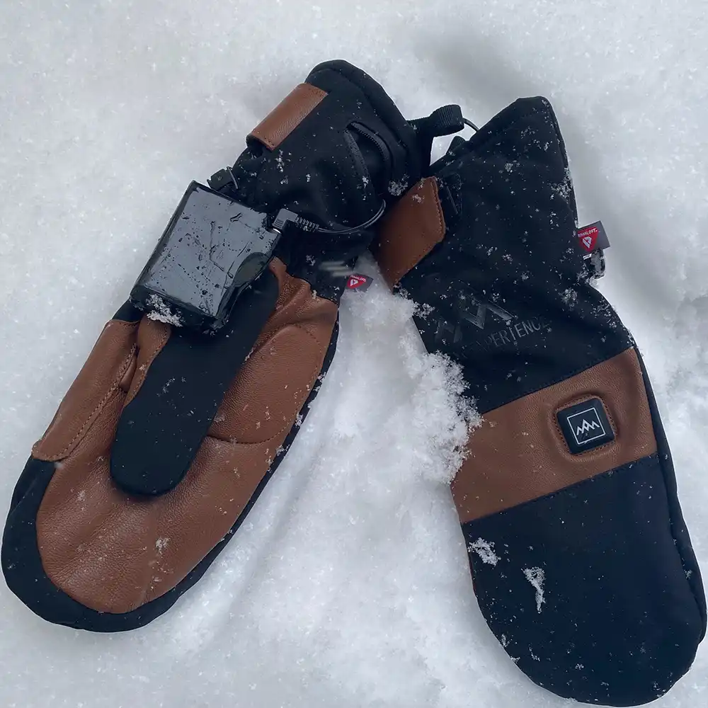 Bruna och svarta Heat Experience värmevantar tumvantar i snö