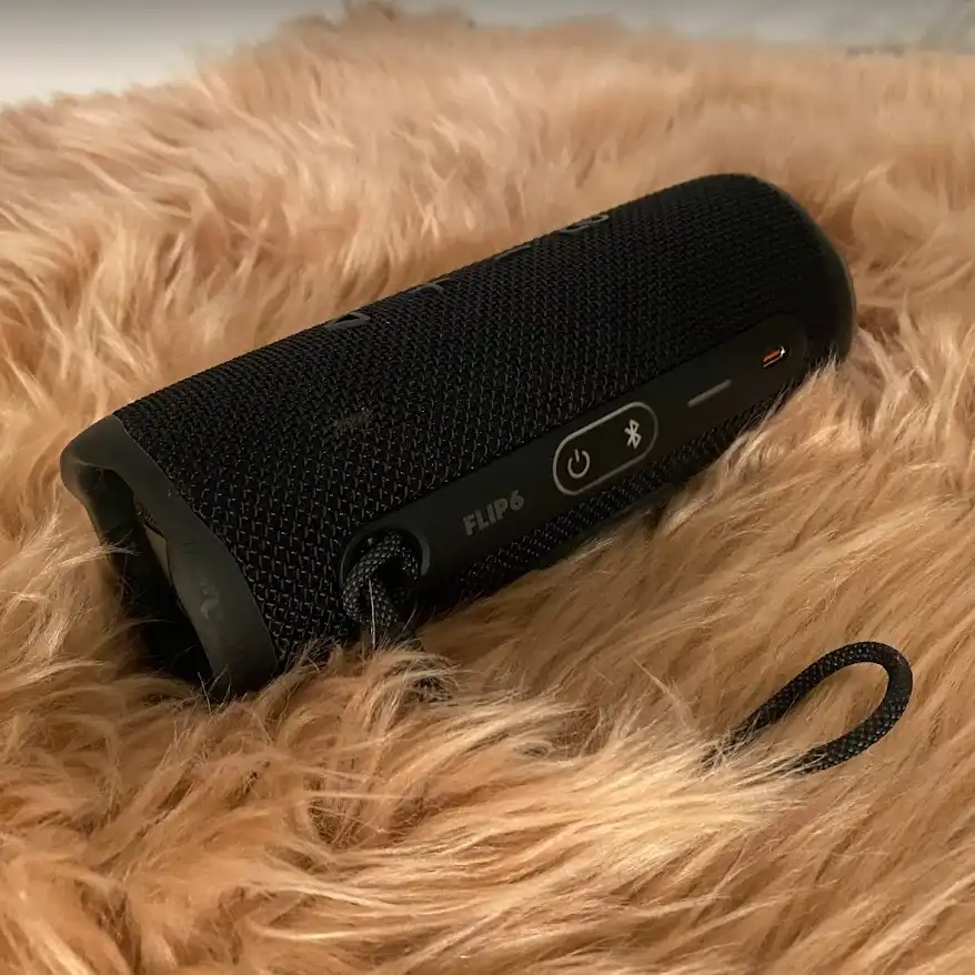 JBL Flip 6 på en filt