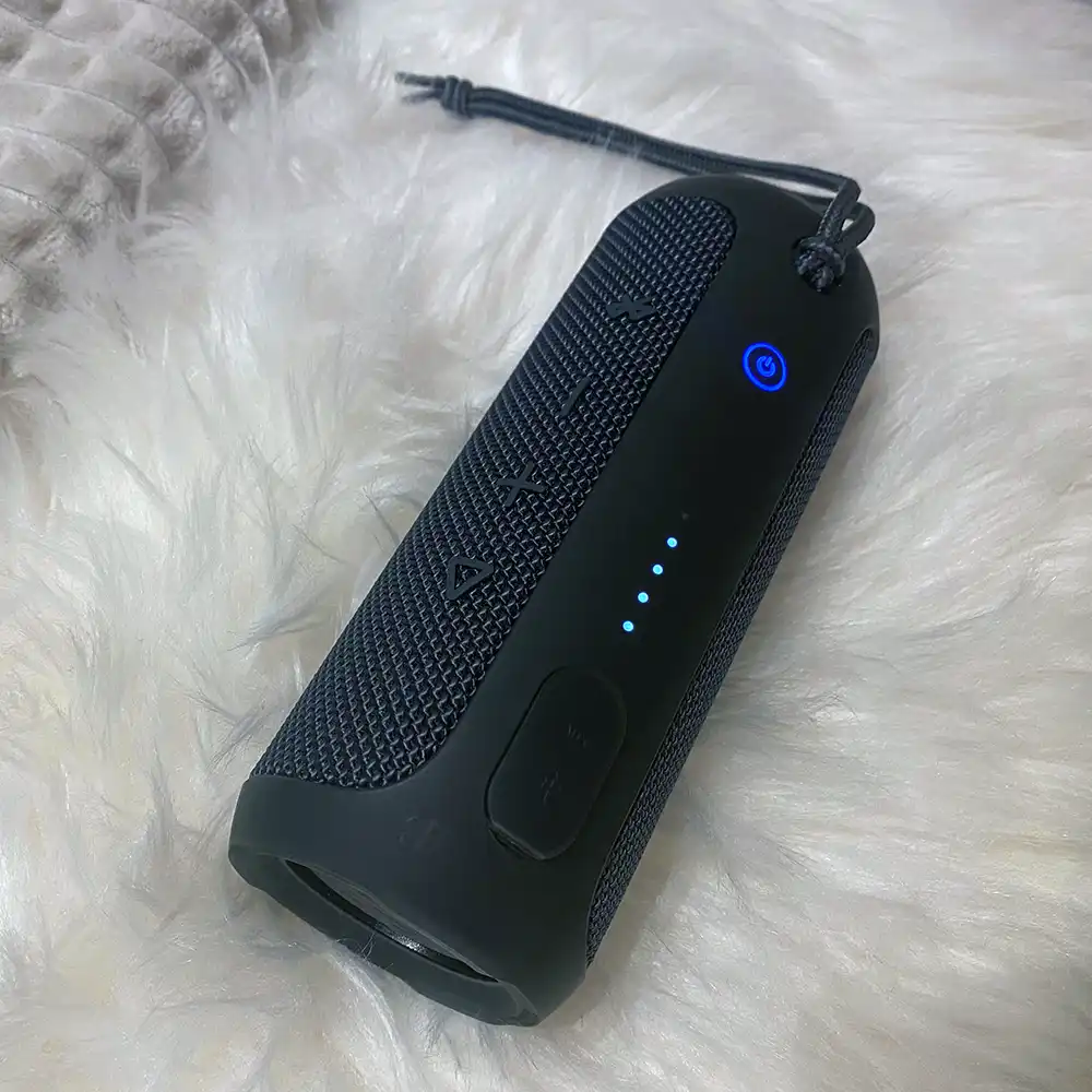 JBL Flip Essential på en filt
