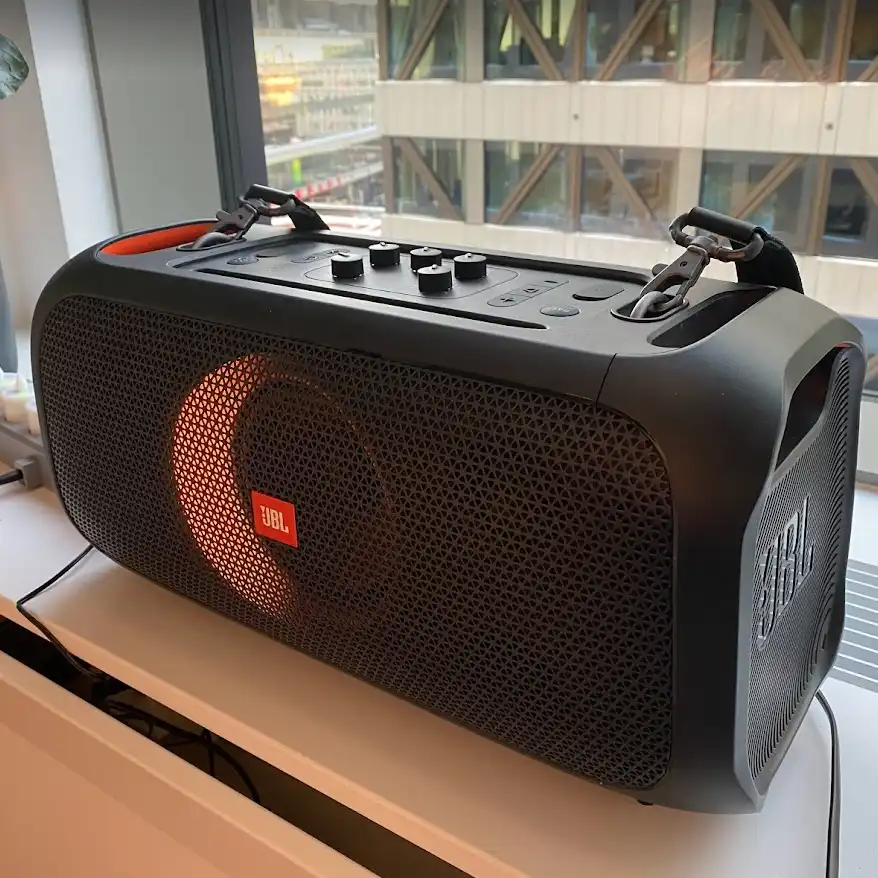 JBL Partybox på en fönsterbänk