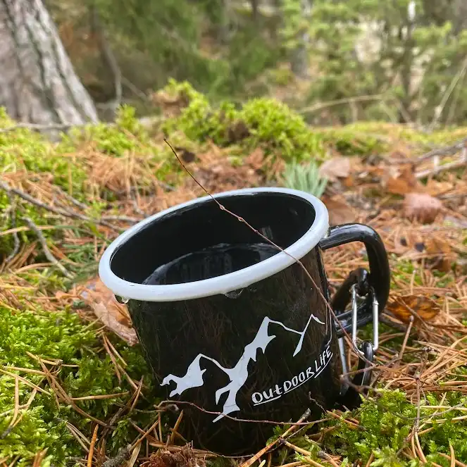 vattenmugg i mossa
