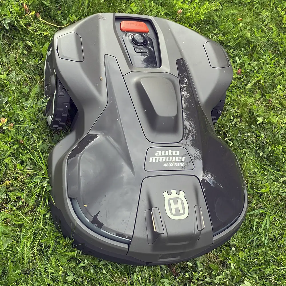 Husqvarna Automower 430X Nera ovanifrån på en gräsmatta