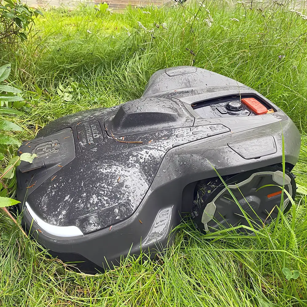Husqvarna Automower 430X Nera på en gräsmatta