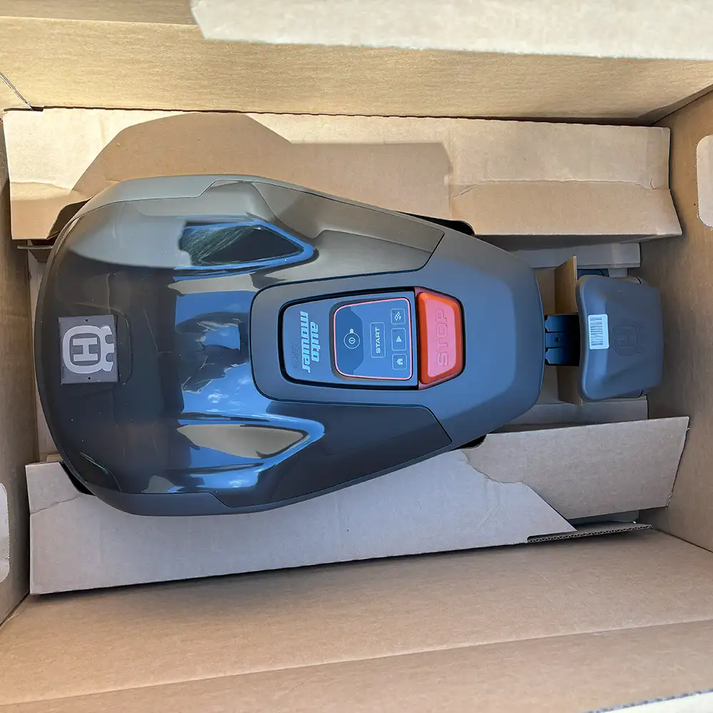 Husqvarna Automower Aspire R4 i sin öppnade kartong