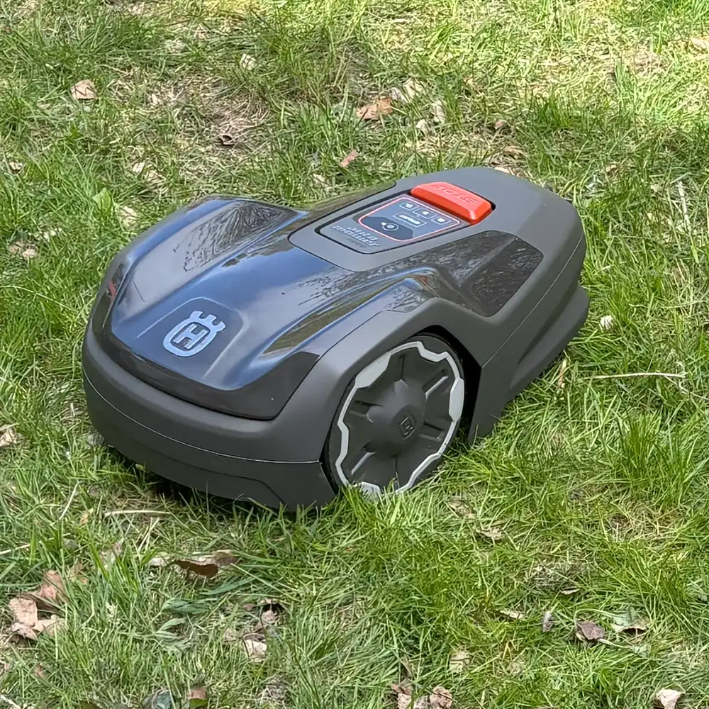 Husqvarna Automower Aspire R4 på gräsmatta