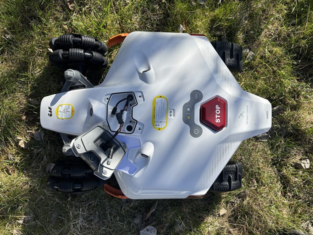 Mammotion Luba 2 AWD tillbehör monteras