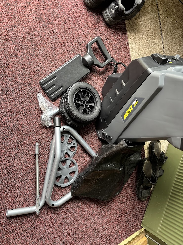 Alla delar som vi har packat upp i Meec Tools kompostkvarns kartong