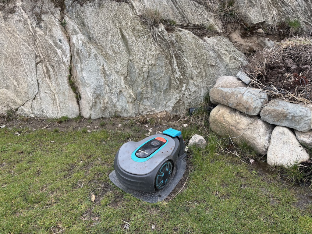 Här står Gardena Sileno Minimo 250 och väntar på att det ska sluta regna.