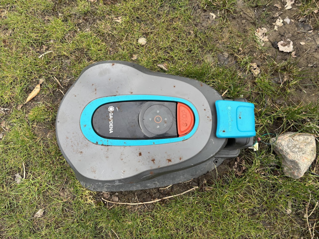 Gardena Sileno Minimo 250 parkerad i sin laddstation på min gräsmatta